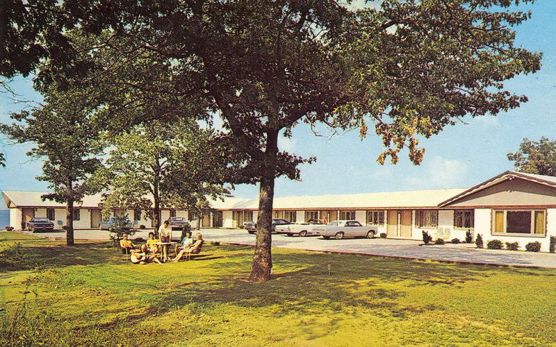 Beachcomber Resort (Beachcomber Motel, Travel Lodge) - Vintage Postcard (newer photo)